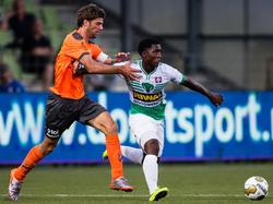 Kees Kwakman (l.) duelleert met Ibrahima Touré (r.) tijdens het competitieduel FC Dordrecht - FC Volendam. (21-08-2015)