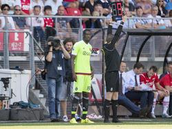 Yaya Sanogo van Ajax maakt een invalbeurt in het competitieduel met AZ. (09-08-2015)