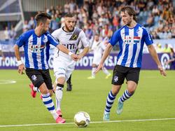 Maxime Gunst (l.) en Milan Massop (r.) laten de bal lopen voor hun doelman, want Hakim Borahsasar (m.) kan er niet meer bij tijdens FC Eindhoven - NAC Breda. (14-08-2015)