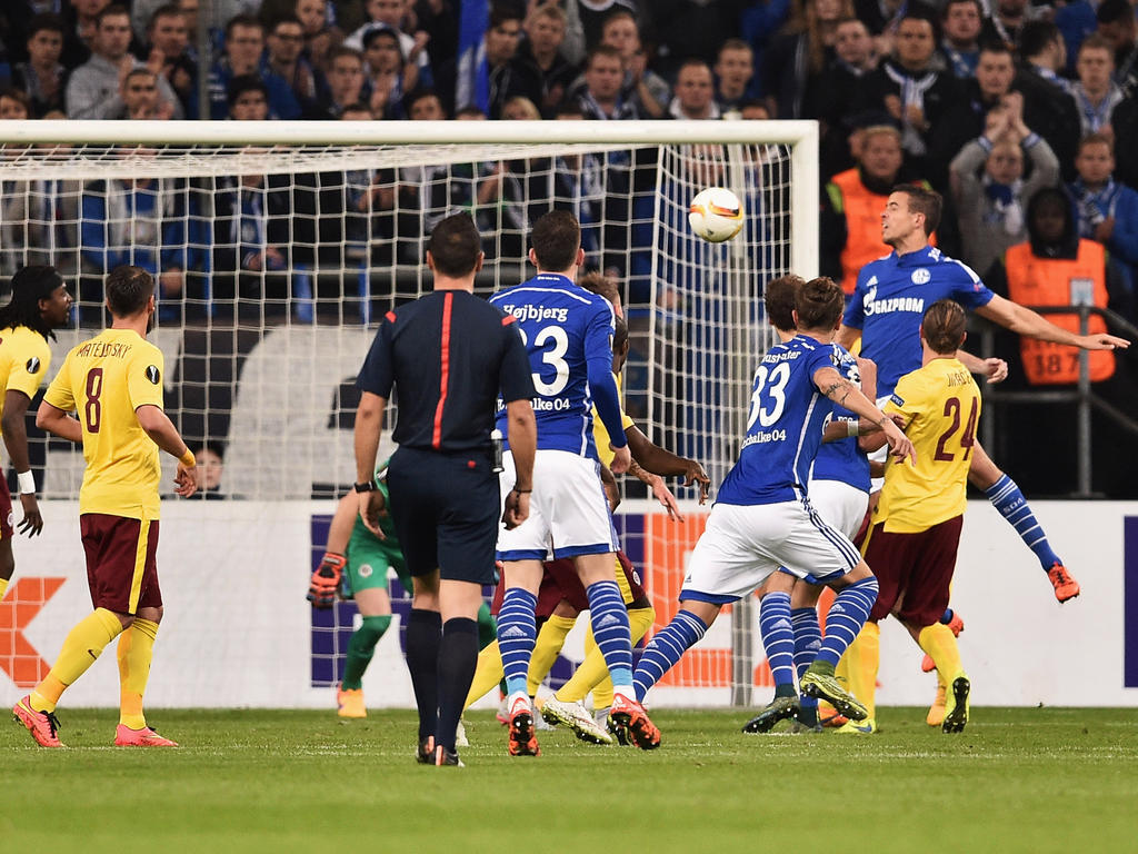 Franco Di Santo (2.v.r.) köpfte schon in der sechsten Spielminute die 1:0-Führung für Schalke 04