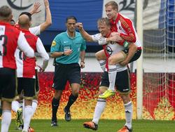 Simon Gustafson zet Dirk Kuyt voor het doel en de aanvoerder schiet Feyenoord op een 0-1 voorsprong. De Zweed viert de goal door op de rug van Kuyt te springen. (18-10-2015)