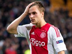 Ajax-verdediger Joël Veltman verlaat teleurgesteld het veld na het 0-0 gelijkspel tegen Fenerbahçe. (05-11-2015)