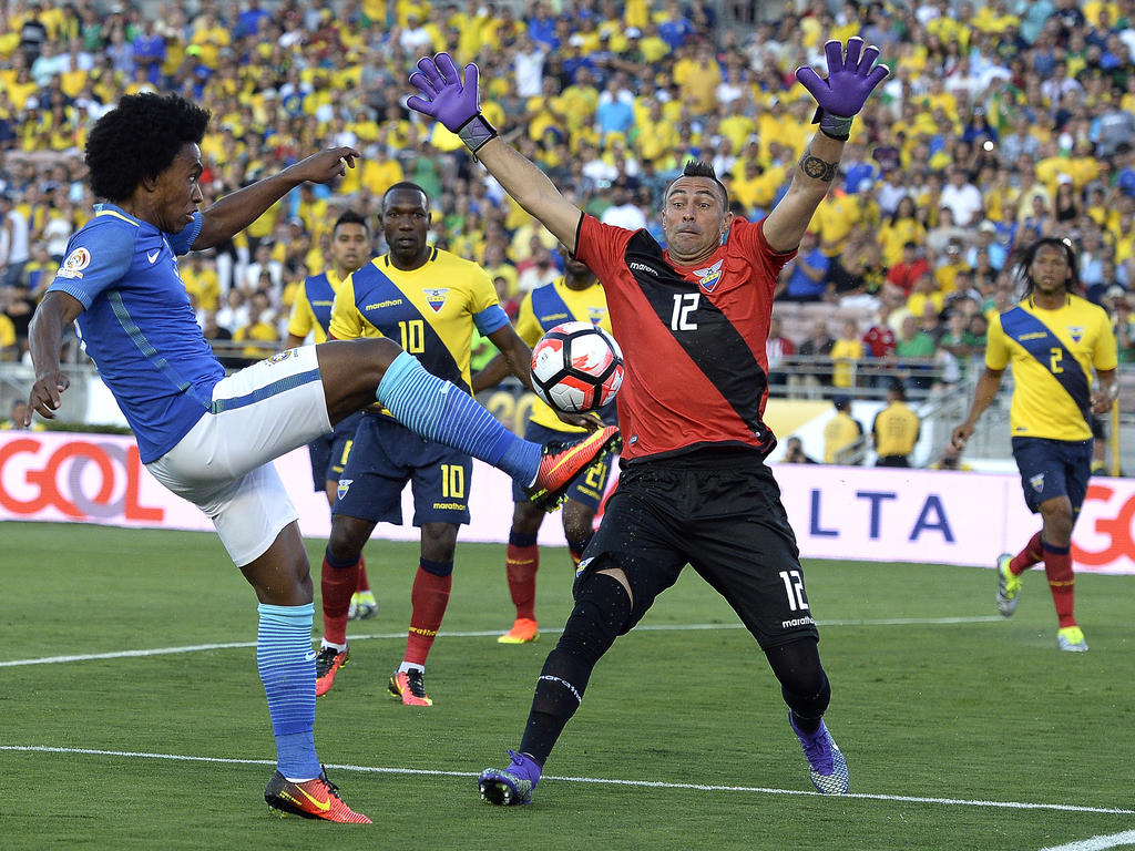 Willian trata de superar al portero ecuatoriano Dreer en el primer partido de Brasil. (Foto: Getty)
