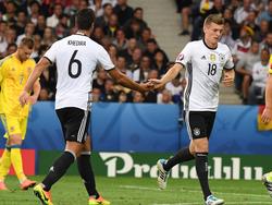 Sami Khedira (l.) und Toni Kroos dirigieren das deutsche Mittelfeld