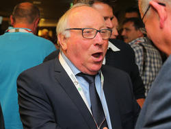 Uwe Seeler kann die EM wegen Rückenproblemen nur am Fernseher verfolgen