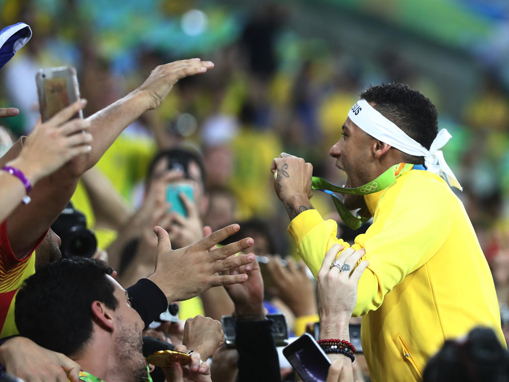 Neymar ging nach dem Spiel in der jubelnden Masse unter