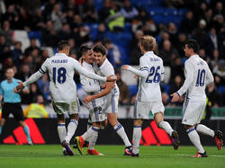 Enzo Zidane (centro) es felicitado por su tanto por sus compañeros. (Foto: getty)