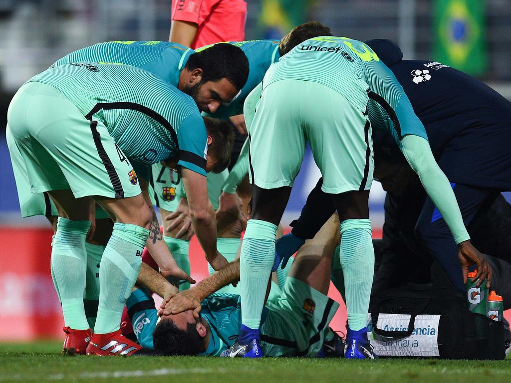 Busquets tuvo que ser retirado del campo en camilla. (Foto: Getty) Busquets tuvo que ser retirado del campo en camilla. (Foto: Getty)