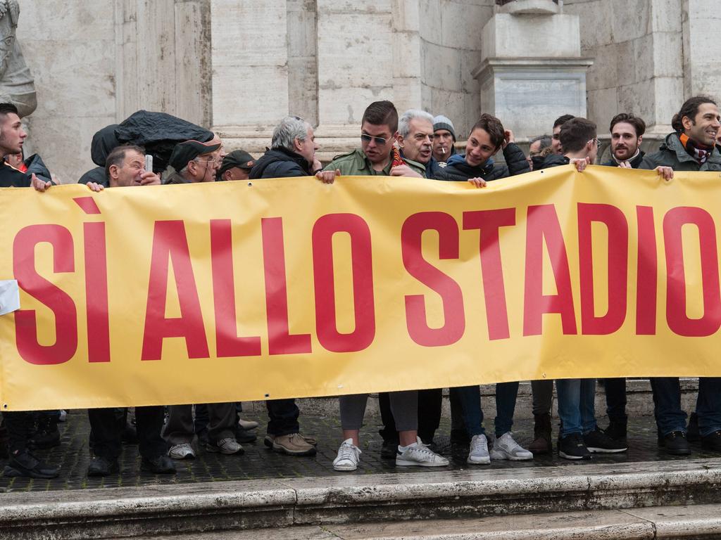 Aficionados de la Roma mostrando su apoyo al estadio. (Foto: Imago)