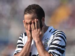 Frustratie bij Gonzalo Higuaín tijdens het competitieduel Pescara Calcio - Juventus (15-04-2017).