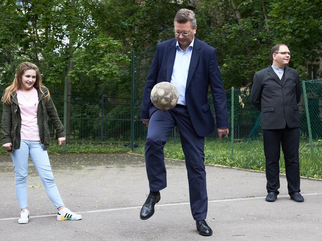 Ballzauberer Reinhard Grindel hat die WM in Russland verteidigt