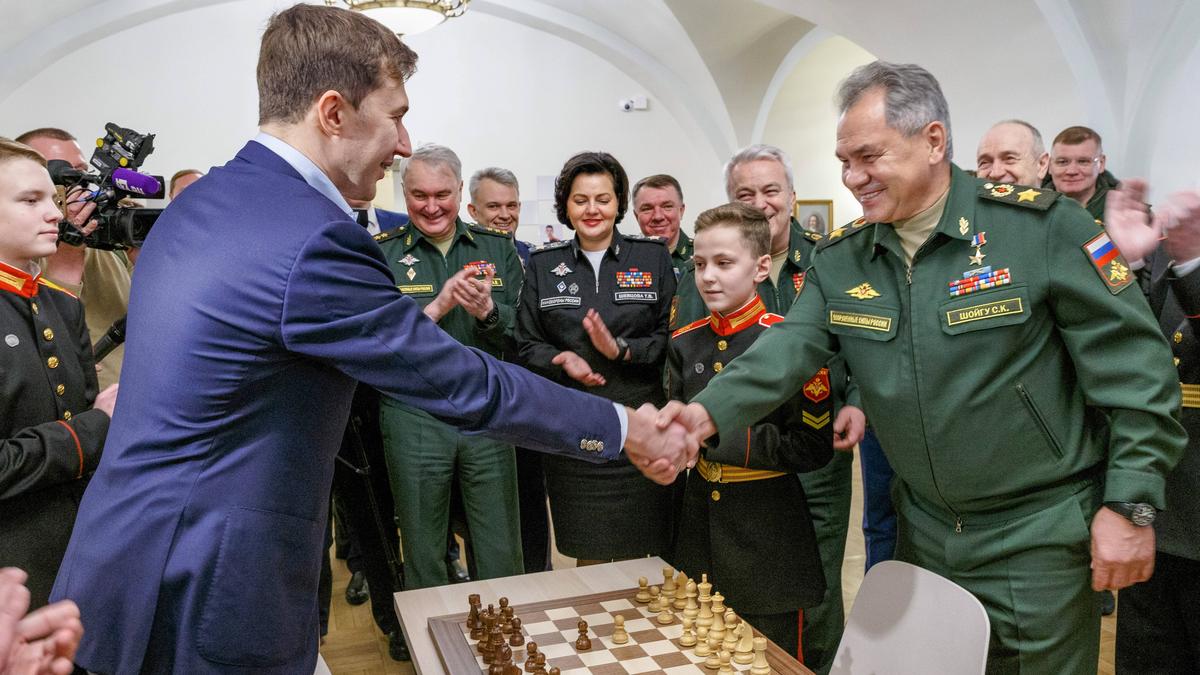 Schach-Großmeister Sergey Karjakin mit dem russischen Verteidungsminister Sergey Shoygu