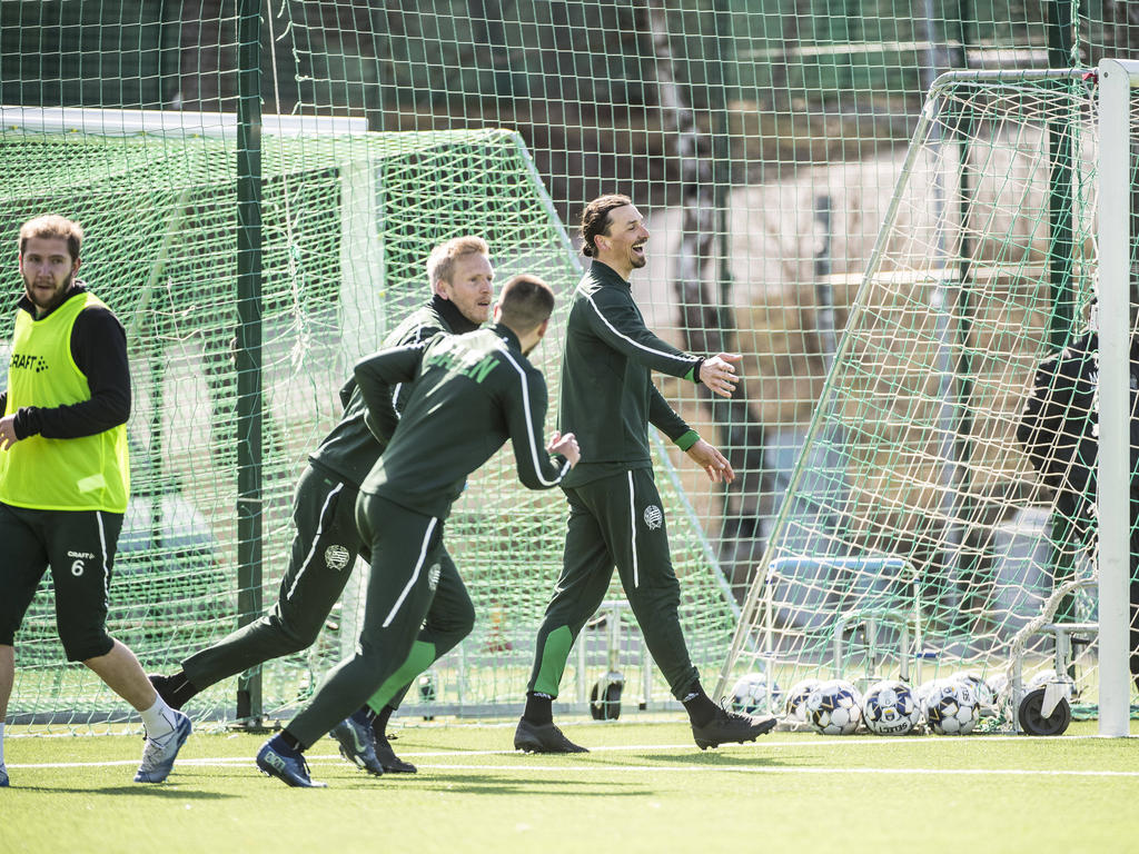 Zlatan Ibrahimović (M.) trainiert bei Hammarby IF mit