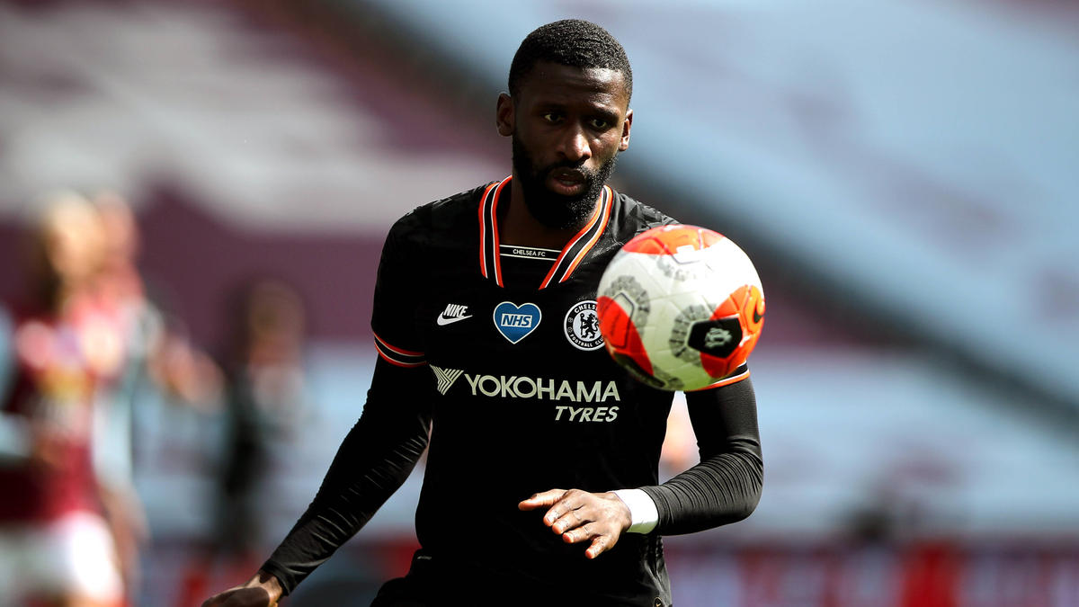 John Egan (l.) von Sheffield United und Arsenal-Profi Eddie Nketiah im Kopfballduell John Egan (l.) von Sheffield United und Arsenal-Profi Eddie Nketiah im Kopfballduell