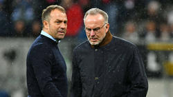 Karl-Heinz Rummenigge (r.) übergibt sein Amt beim FC Bayern an Oliver Kahn