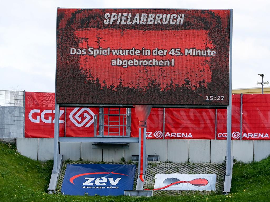 Die Partie des FSV Zwickau gegen Rot-Weiss Essen wurde am Sonntag abgebrochen, weil ein Zuschauer dem Schiedsrichter Bier ins Gesicht schüttete
