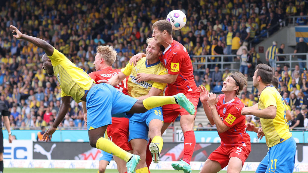 Holstein Kiel und Eintracht Braunschweig lieferten sich eine enge Partie Holstein Kiel und Eintracht Braunschweig lieferten sich eine enge Partie