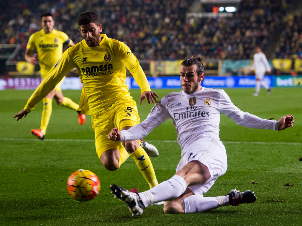 Musacchio intenta impedir el centro de Bale en un duelo del año pasado. (Foto: GEtty)