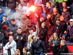 Supporters van Feyenoord steunen de spelers tijdens de laatste training voor De Klassieker tegen Ajax. (07-11-2015)