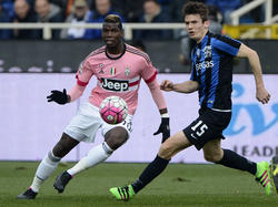 Marten de Roon (r.) probeert tijdens de Serie A-wedstrijd Atalanta Bergamo - Juventus Paul Pogba (l.) van de bal te krijgen. (06-03-2016)