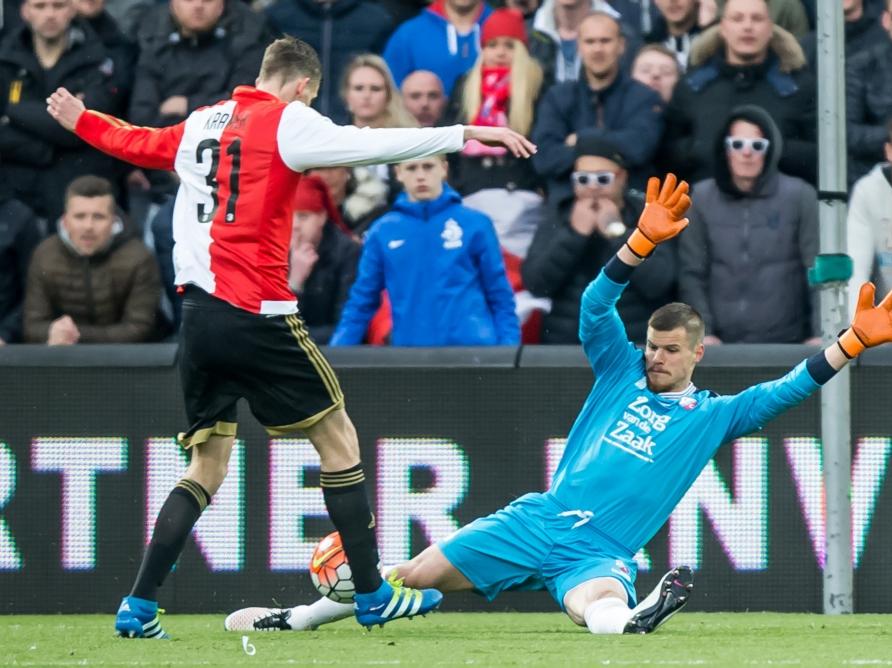 Oog-in-oog met FC Utrecht-doelman Filip Bednarek (r.) mist Feyenoord-aanvaller Michiel Kramer een enorme kans om zijn ploeg op 1-0 te zetten in de finale van de KNVB beker, maar de spits wipt de bal naast het doel. (24-04-2016)
