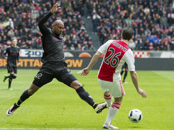 Sébastien Haller (l.) zet vol druk op Nick Viergever tijdens de wedstrijd Ajax - FC Utrecht. (17-04-2016)