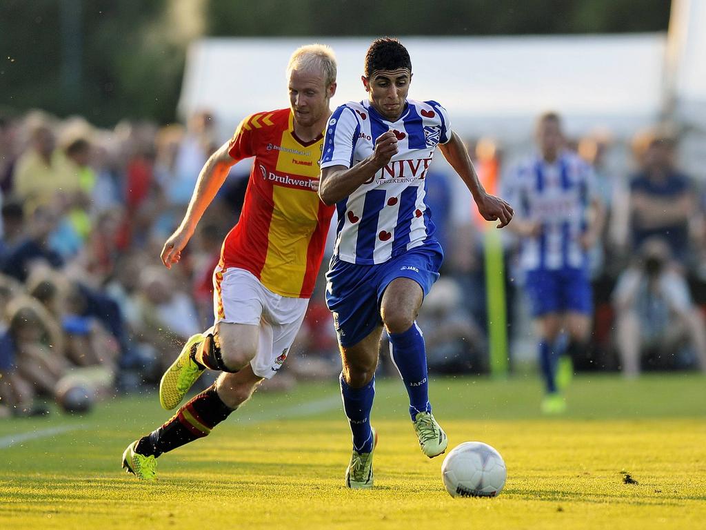 Bilal Başaçikoğlu (r.) is Jop van der Linden (l.) te snel af tijdens de oefenwedstrijd Go Ahead Eagles - sc Heerenveen. (22-7-2014) Bilal Başaçikoğlu (r.) is Jop van der Linden (l.) te snel af tijdens de oefenwedstrijd Go Ahead Eagles - sc Heerenveen. (22-7-2014)