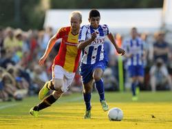Bilal Başaçikoğlu (r.) is Jop van der Linden (l.) te snel af tijdens de oefenwedstrijd Go Ahead Eagles - sc Heerenveen. (22-7-2014)