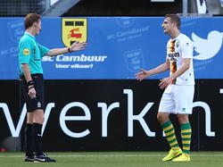 Timothy Derijck (r.) baalt van de beslissing van de scheidsrechter. Martin van den Kerkhof wijst naar de stip in de wedstrijd SC Cambuur - ADO Den Haag. (30-08-2014)