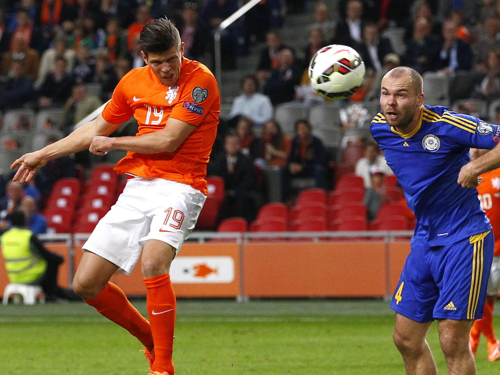 Klaas Jan Huntelaar is Ilia Vorotnikov in de lucht te slim af en kopt Oranje langszij in het EK-kwalificatieduel tegen Kazachstan. (10-10-2014)