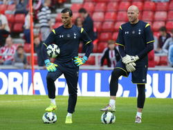 Doelmannen Michel Vorm (l.) en Brad Friedel van Tottenham Hotspur bereiden zich voor op het competitieduel met Sunderland. (13-09-2014)