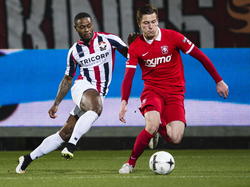 Hidde ter Avest (r.) laat Terell Ondaan (l.) achter zich aan rennen tijdens de wedstrijd Willem II - FC Twente. (06-03-2015)