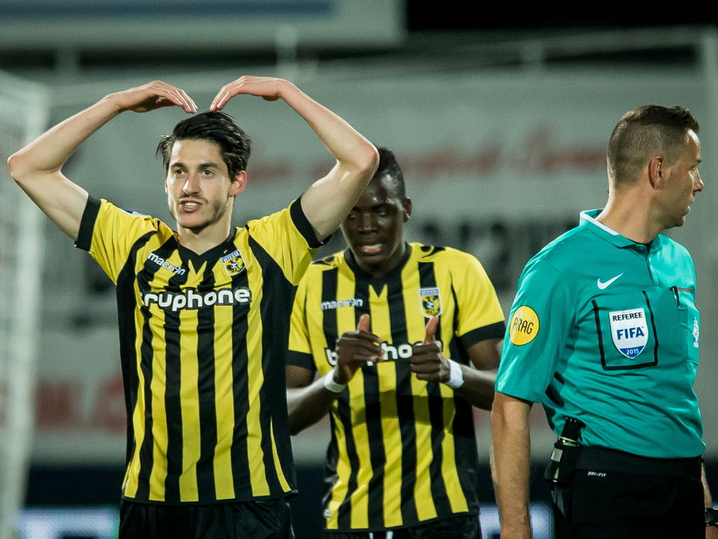 Marko Vejinović (l.) viert de 1-1 tijdens het play-offduel PEC Zwolle - Vitesse. (21-05-2015)