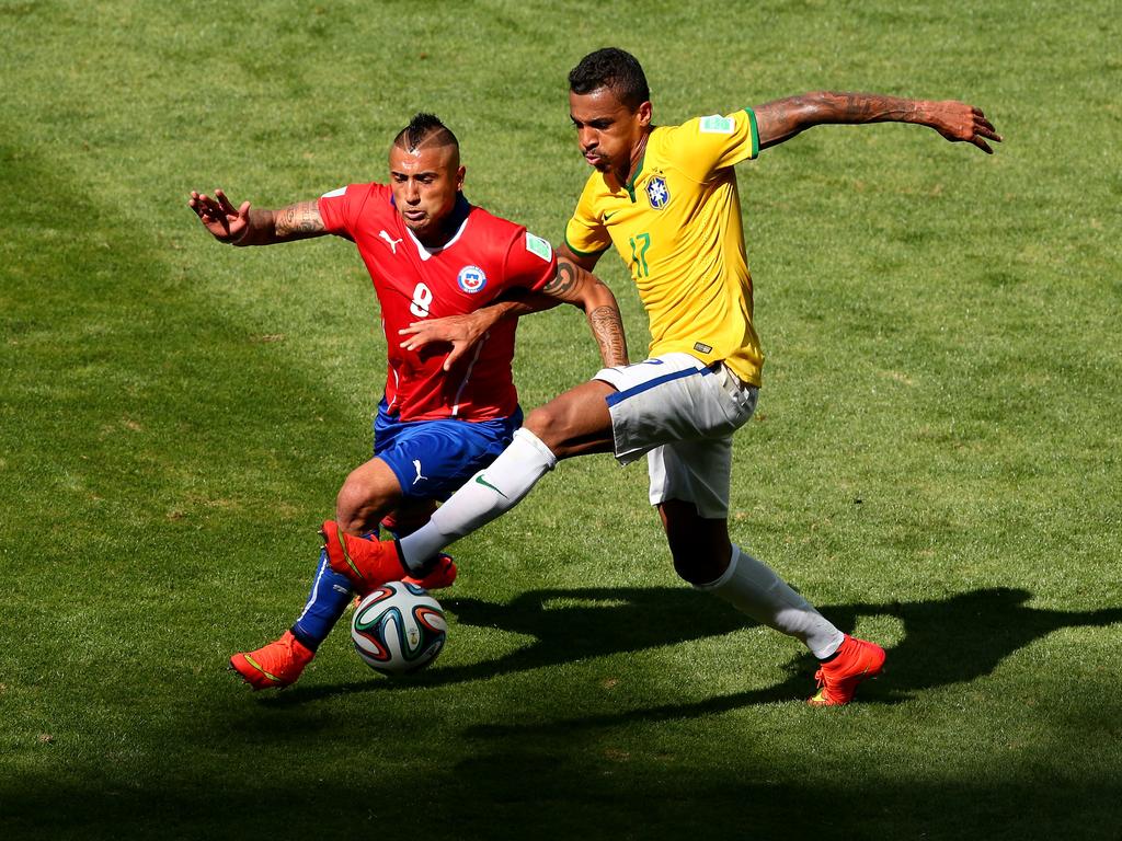 Chiles Arturo Vidal und Brasiliens Luiz Gustavo bekämpfen sich im WM-Achtelfinale 2014 mit allen Mitteln.