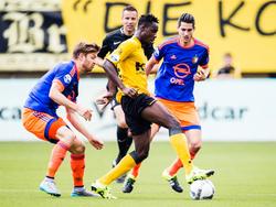 Richmond Boakye ontdoet zich in de wedstrijd tegen Feyenoord van zijn directe tegenstander Jan-Arie van der Heijden (l.). Marko Vejinović kijkt op de achtergrond toe. (20-09-2015)