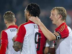 Colin Kâzım-Richards (m.) wordt na zijn invalbeurt in de beker tegen PEC Zwolle uitgefloten door een deel van de Feyenoord-aanhang en moet worden opgepept door Dirk Kuyt. (24-09-2015)