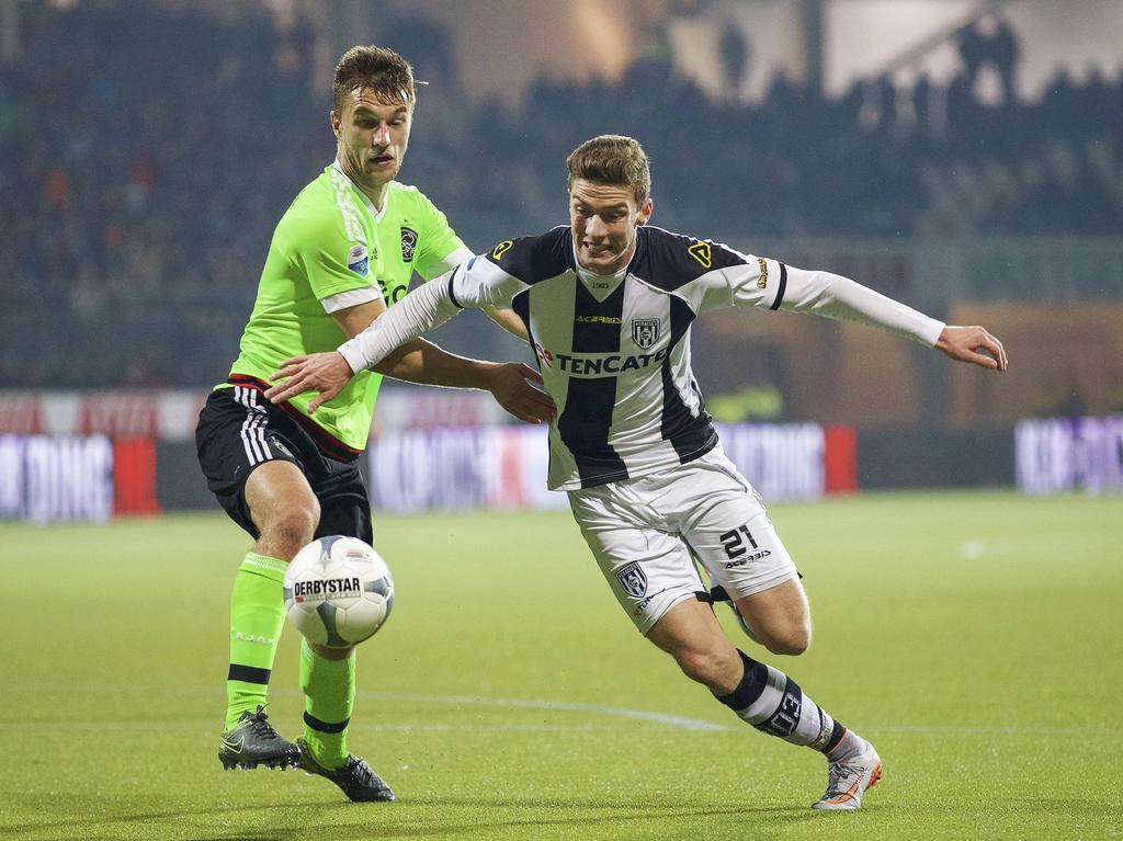 Joël Veltman (l.) probeert Robin Gosens (r.) van de bal te zetten tijdens Heracles Almelo - Ajax. (17-10-2015)