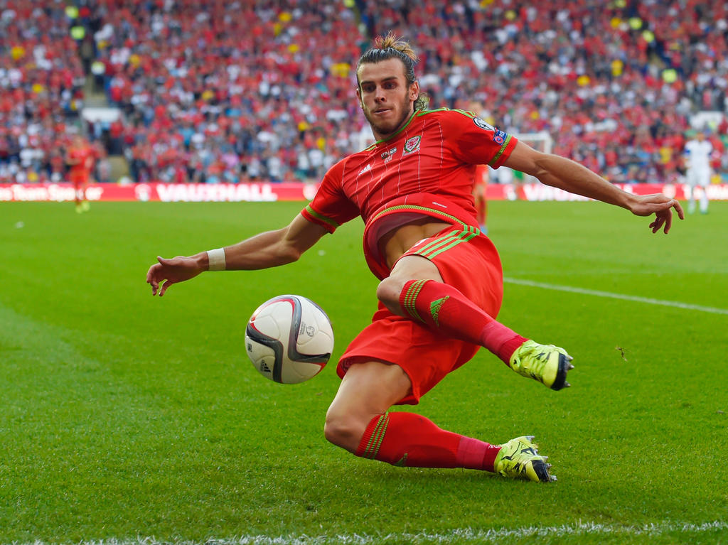 Wales-Star Gareth Bale gibt während der EM-Qualifikationspartie gegen Israel alles, um einen Ball noch wegzukratzen, bevor er die Seitenlinie überquert. (6.9.2015)