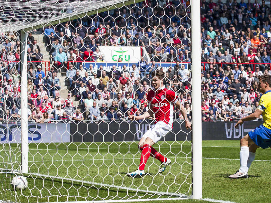 Marco van Ginkel (l.) scoort tegen SC Cambuur en haast zich  de bal te pakken om de wedstrijd snel te hervatten. (01-05-2016)