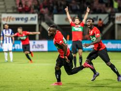 Reagy Ofosu (l.) loopt samen met Janio Bikel (r.) juichend weg nadat hij NEC Nijmegen op 2-1 heeft gezet tegen sc Heerenveen. (20-08-2016)