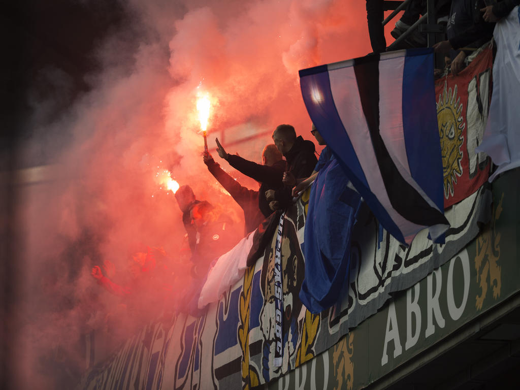 Fans vom IfK Göteborg brennen Pyrotechnik ab