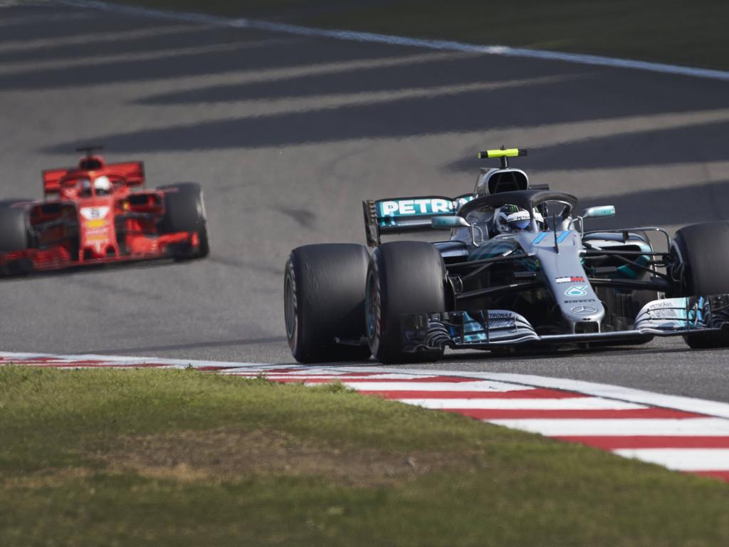 Nach dem Boxenstopp fuhr Bottas (r.) plötzlich vor Vettel Nach dem Boxenstopp fuhr Bottas (r.) plötzlich vor Vettel