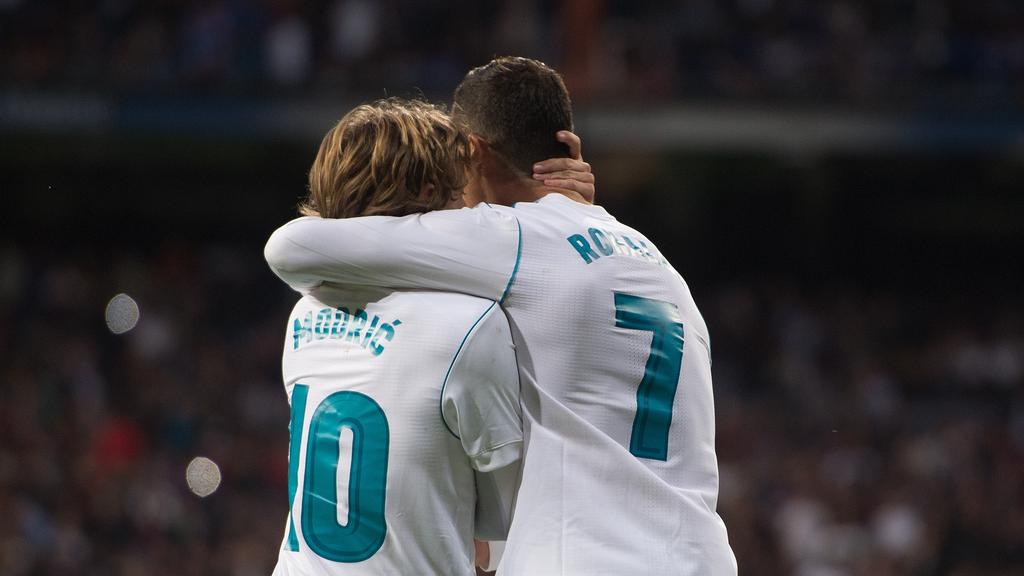Modric y Ronaldo se abrazan como jugadores del Real Madrid. (Foto: Getty)