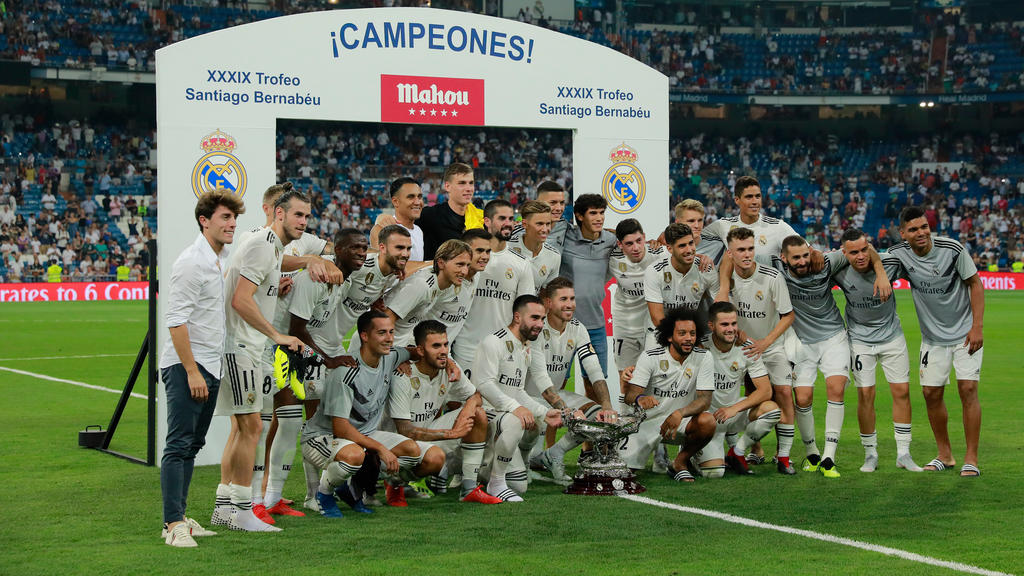 Los jugadores del Real Madrid posan con el trofeo Santiago Bernabéu. (Foto: Getty)