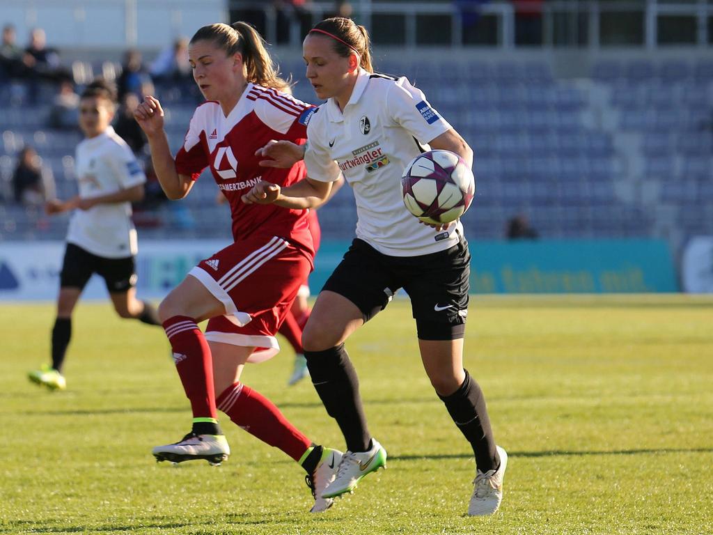 Lisa Karl (vorn) hat beim SC Freiburg verlängert