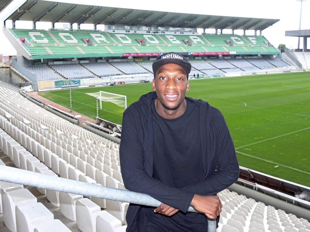 Jonathan Bijimine posa en el estadio Nuevo Arcángel. (Foto: Imago)
