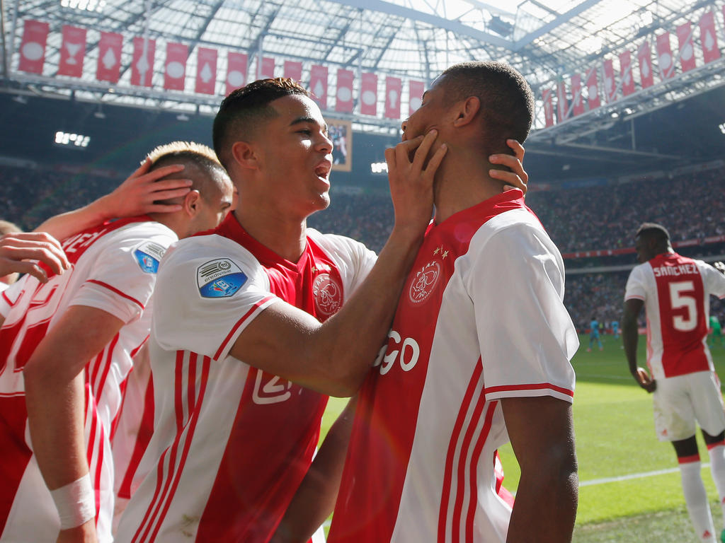 Ajax bejubelt den Sieg gegen Feyenoord