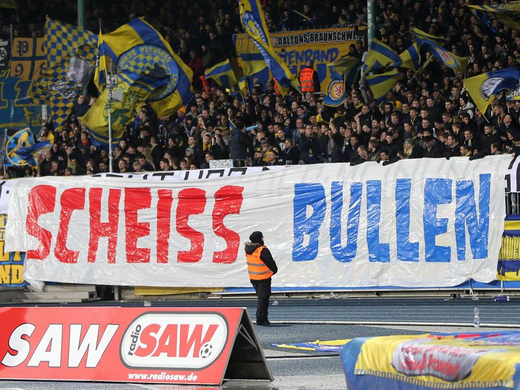 Braunschweiger Fan-Banner im Heimspiel gegen Erzgebirge Aue