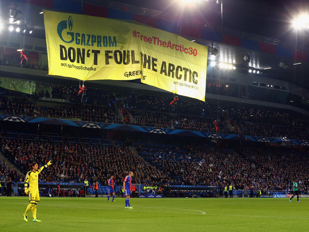 Aktivisten von Greenpeace entrollen vom Dach des St. Jakob-Park-Stadions in Basel ein Transparent Aktivisten von Greenpeace entrollen vom Dach des St. Jakob-Park-Stadions in Basel ein Transparent