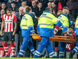 Jürgen Locadia is geblesseerd en moet het veld per brancard verlaten tijdens het competitieduel PSV - PEC Zwolle. (19-12-2015)
